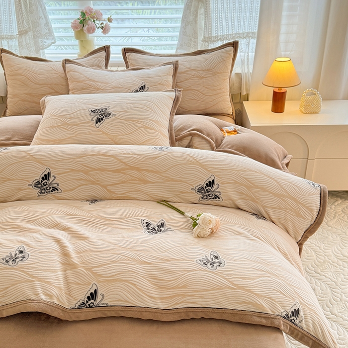 91家纺网 家纺一手货源 找家纺 韩约家纺 2025新款雕花牛奶绒法式床单款四件套 水漾蝶舞（咖）