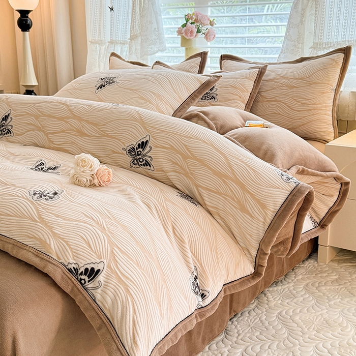 91家纺网 家纺一手货源 找家纺 韩约家纺 2025新款雕花牛奶绒法式床单款四件套 水漾蝶舞（咖）