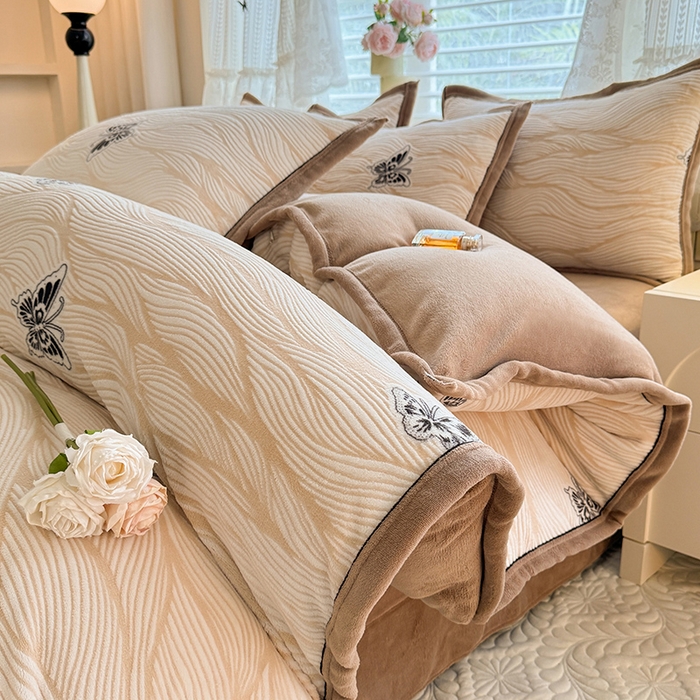 91家纺网 家纺一手货源 找家纺 韩约家纺 2025新款雕花牛奶绒法式床单款四件套 水漾蝶舞（咖）