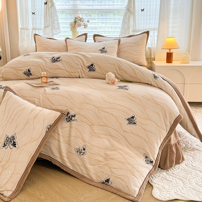 91家纺网 家纺一手货源 找家纺 韩约家纺 2025新款雕花牛奶绒法式床单款四件套 水漾蝶舞（咖）