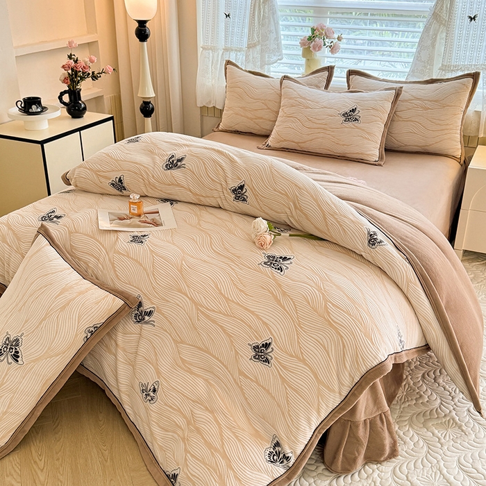 91家纺网 家纺一手货源 找家纺 韩约家纺 2025新款雕花牛奶绒法式床单款四件套 水漾蝶舞（咖）