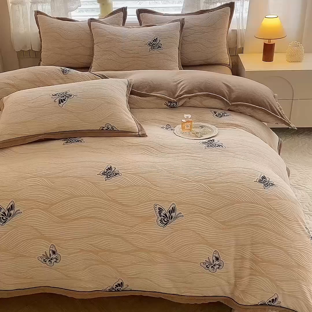 91家纺网 家纺一手货源 找家纺 韩约家纺 2025新款雕花牛奶绒法式床单款四件套 水漾蝶舞（咖）