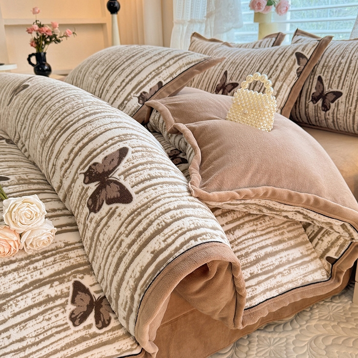 91家纺网 家纺一手货源 找家纺 韩约家纺 2025新款雕花牛奶绒法式床单款四件套 化蝶