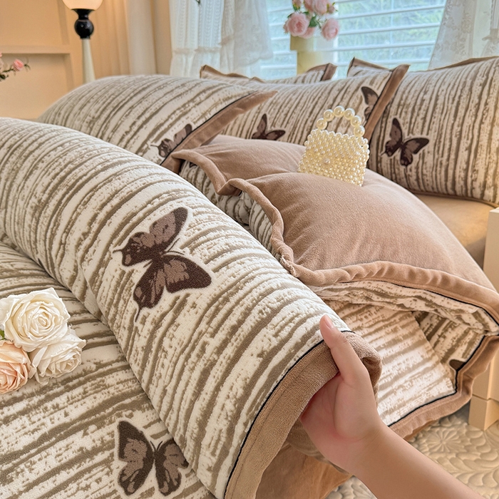 91家纺网 家纺一手货源 找家纺 韩约家纺 2025新款雕花牛奶绒法式床单款四件套 化蝶