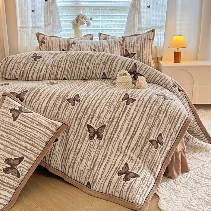 91家纺网 家纺一手货源 找家纺 韩约家纺 2025新款雕花牛奶绒法式床单款四件套 化蝶