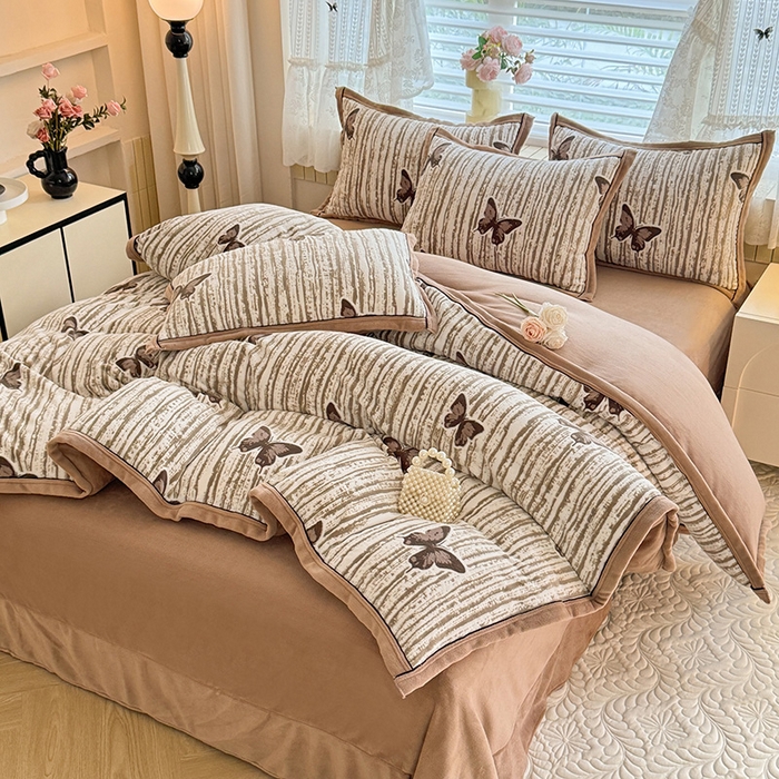 91家纺网 家纺一手货源 找家纺 韩约家纺 2025新款雕花牛奶绒法式床单款四件套 化蝶