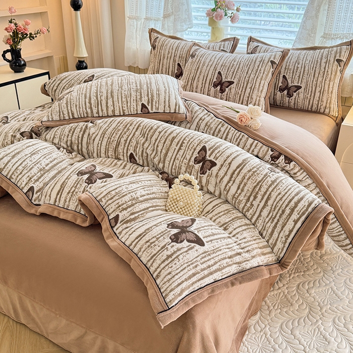 91家纺网 家纺一手货源 找家纺 韩约家纺 2025新款雕花牛奶绒法式床单款四件套 化蝶