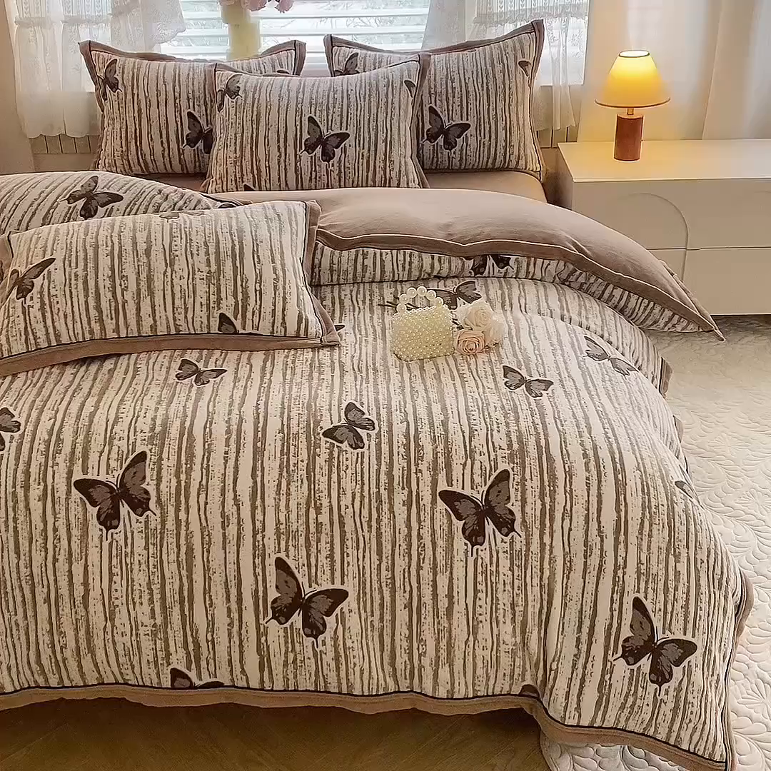 91家纺网 家纺一手货源 找家纺 韩约家纺 2025新款雕花牛奶绒法式床单款四件套 化蝶