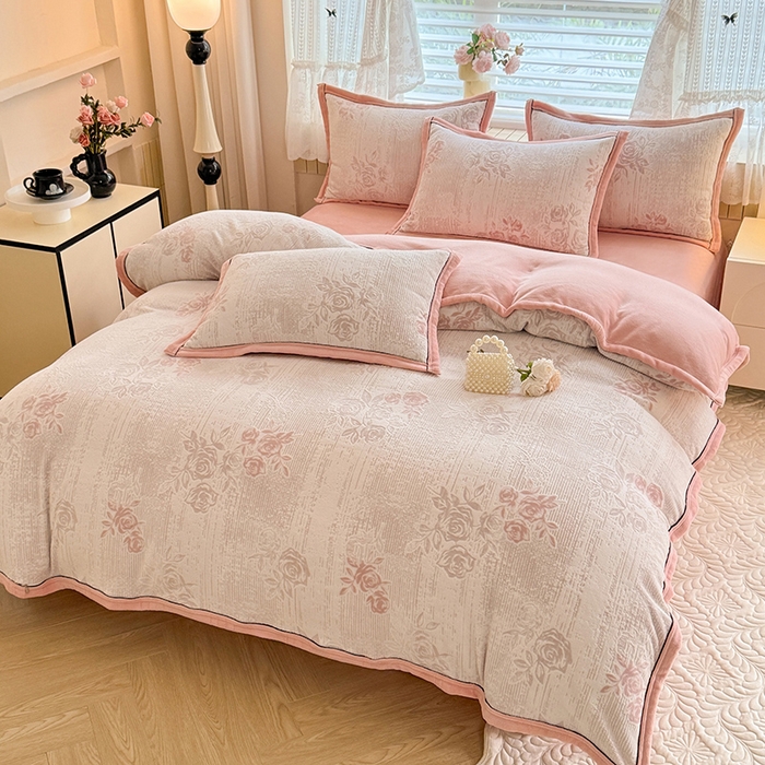 91家纺网 家纺一手货源 找家纺 韩约家纺 2025新款雕花牛奶绒法式床单款四件套 蔷薇