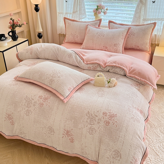 91家纺网 家纺一手货源 找家纺 韩约家纺 2025新款雕花牛奶绒法式床单款四件套 蔷薇