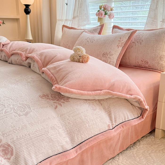 91家纺网 家纺一手货源 找家纺 韩约家纺 2025新款雕花牛奶绒法式床单款四件套 蔷薇