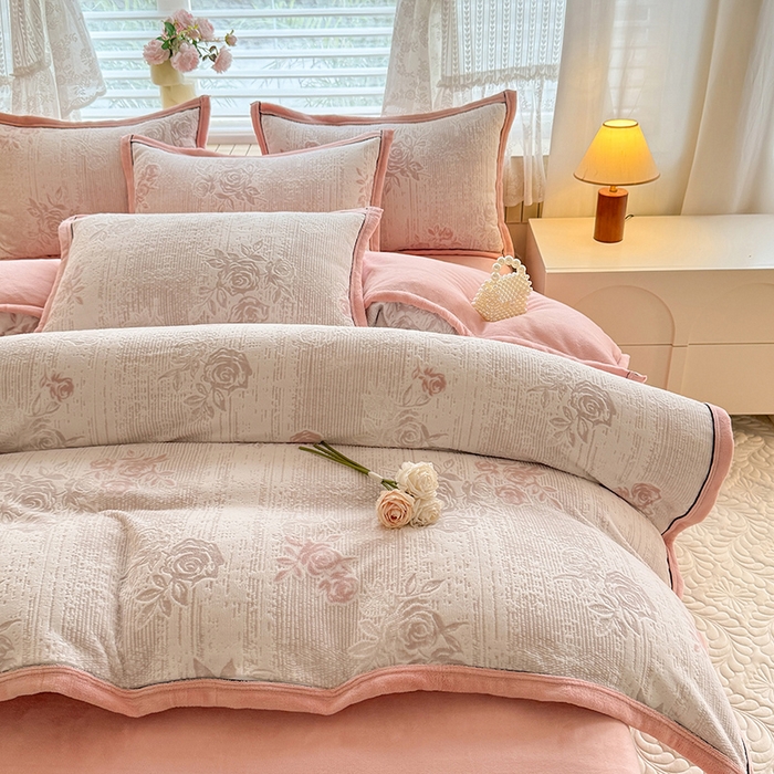 91家纺网 家纺一手货源 找家纺 韩约家纺 2025新款雕花牛奶绒法式床单款四件套 蔷薇