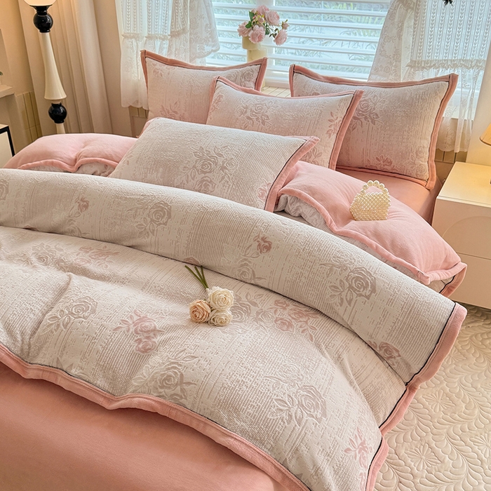 91家纺网 家纺一手货源 找家纺 韩约家纺 2025新款雕花牛奶绒法式床单款四件套 蔷薇