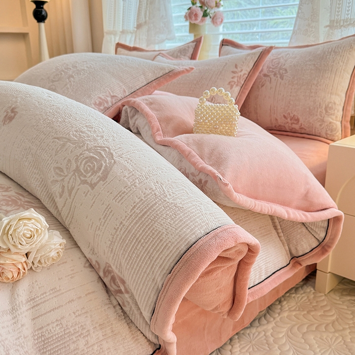 91家纺网 家纺一手货源 找家纺 韩约家纺 2025新款雕花牛奶绒法式床单款四件套 蔷薇