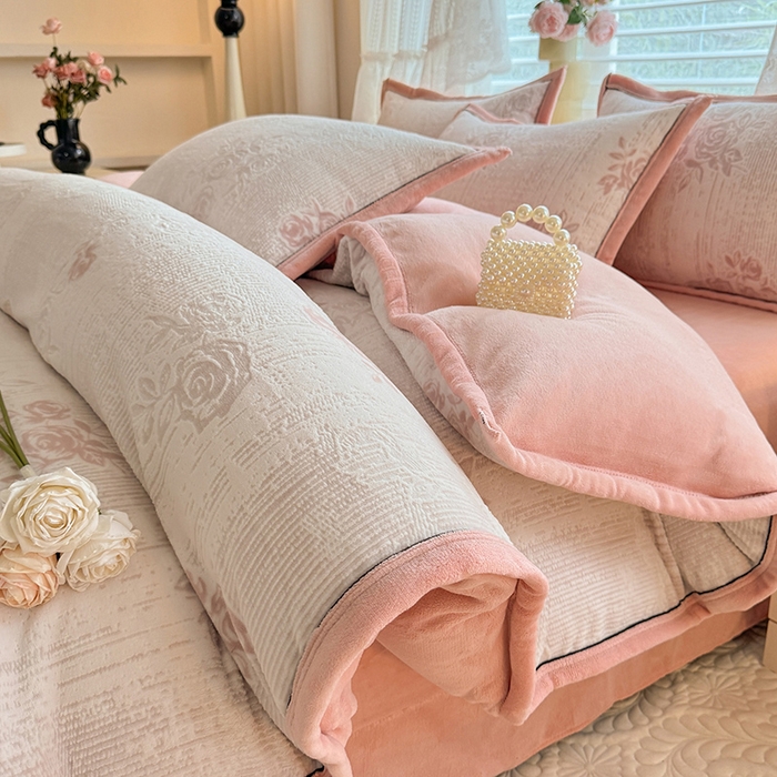 91家纺网 家纺一手货源 找家纺 韩约家纺 2025新款雕花牛奶绒法式床单款四件套 蔷薇