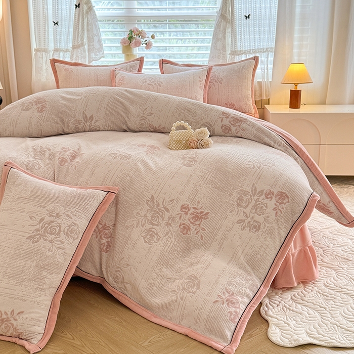 91家纺网 家纺一手货源 找家纺 韩约家纺 2025新款雕花牛奶绒法式床单款四件套 蔷薇