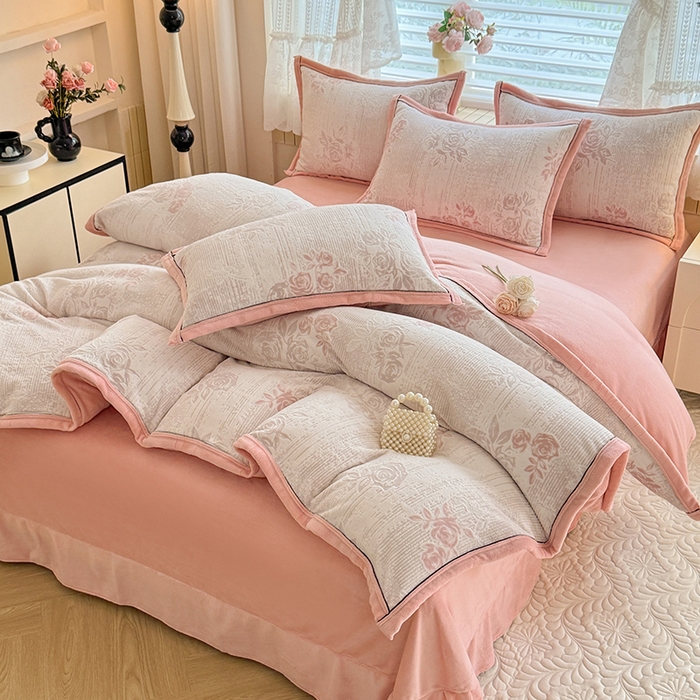 91家纺网 家纺一手货源 找家纺 韩约家纺 2025新款雕花牛奶绒法式床单款四件套 蔷薇