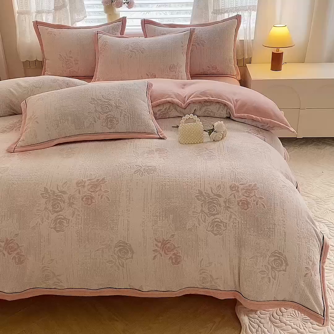 91家纺网 家纺一手货源 找家纺 韩约家纺 2025新款雕花牛奶绒法式床单款四件套 蔷薇