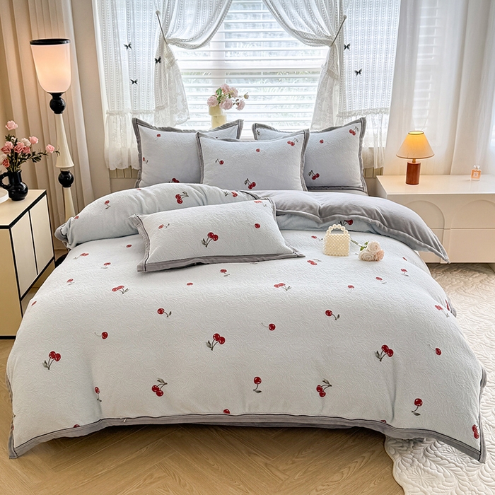 91家纺网 家纺一手货源 找家纺 韩约家纺 2025新款雕花牛奶绒法式床单款四件套 桃喜