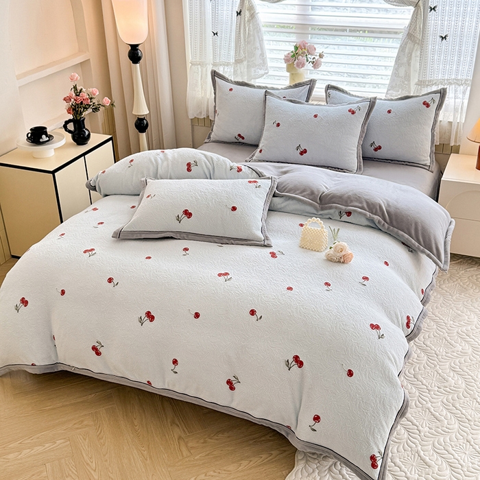 91家纺网 家纺一手货源 找家纺 韩约家纺 2025新款雕花牛奶绒法式床单款四件套 桃喜