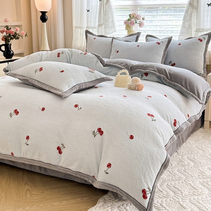 91家纺网 家纺一手货源 找家纺 韩约家纺 2025新款雕花牛奶绒法式床单款四件套 桃喜