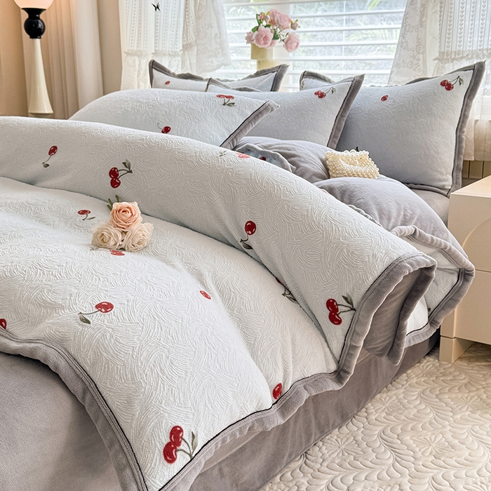 91家纺网 家纺一手货源 找家纺 韩约家纺 2025新款雕花牛奶绒法式床单款四件套 桃喜