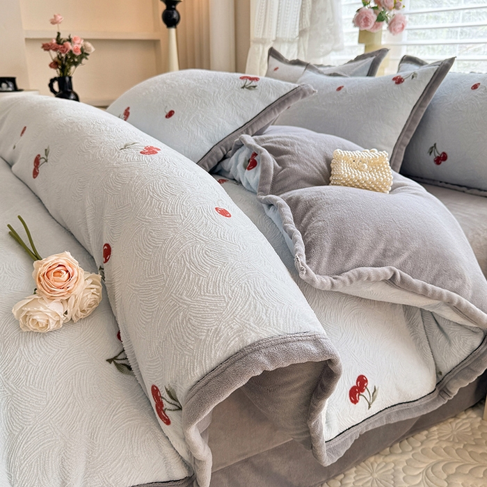 91家纺网 家纺一手货源 找家纺 韩约家纺 2025新款雕花牛奶绒法式床单款四件套 桃喜