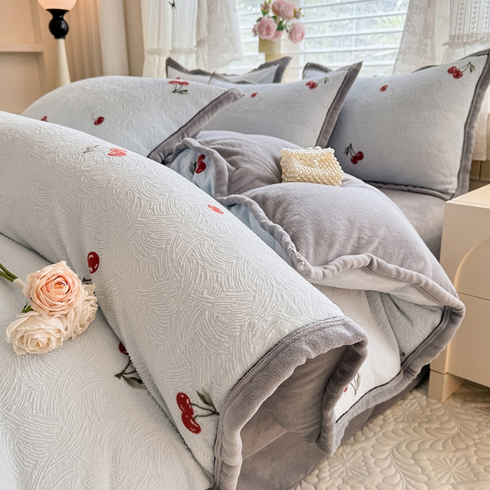 91家纺网 家纺一手货源 找家纺 韩约家纺 2025新款雕花牛奶绒法式床单款四件套 桃喜