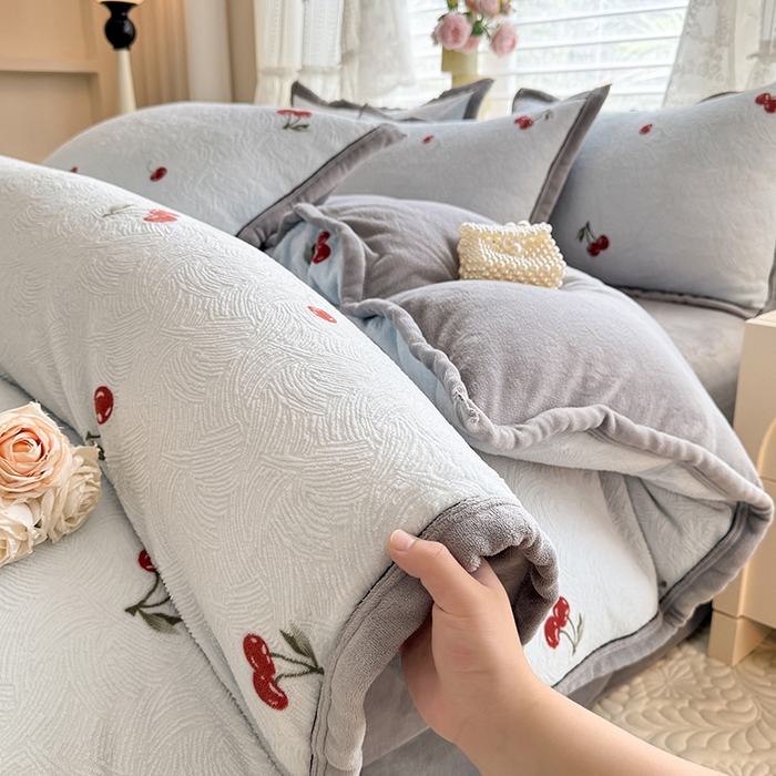 91家纺网 家纺一手货源 找家纺 韩约家纺 2025新款雕花牛奶绒法式床单款四件套 桃喜