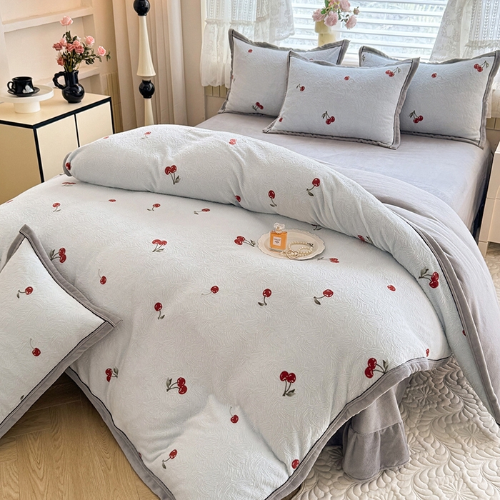 91家纺网 家纺一手货源 找家纺 韩约家纺 2025新款雕花牛奶绒法式床单款四件套 桃喜