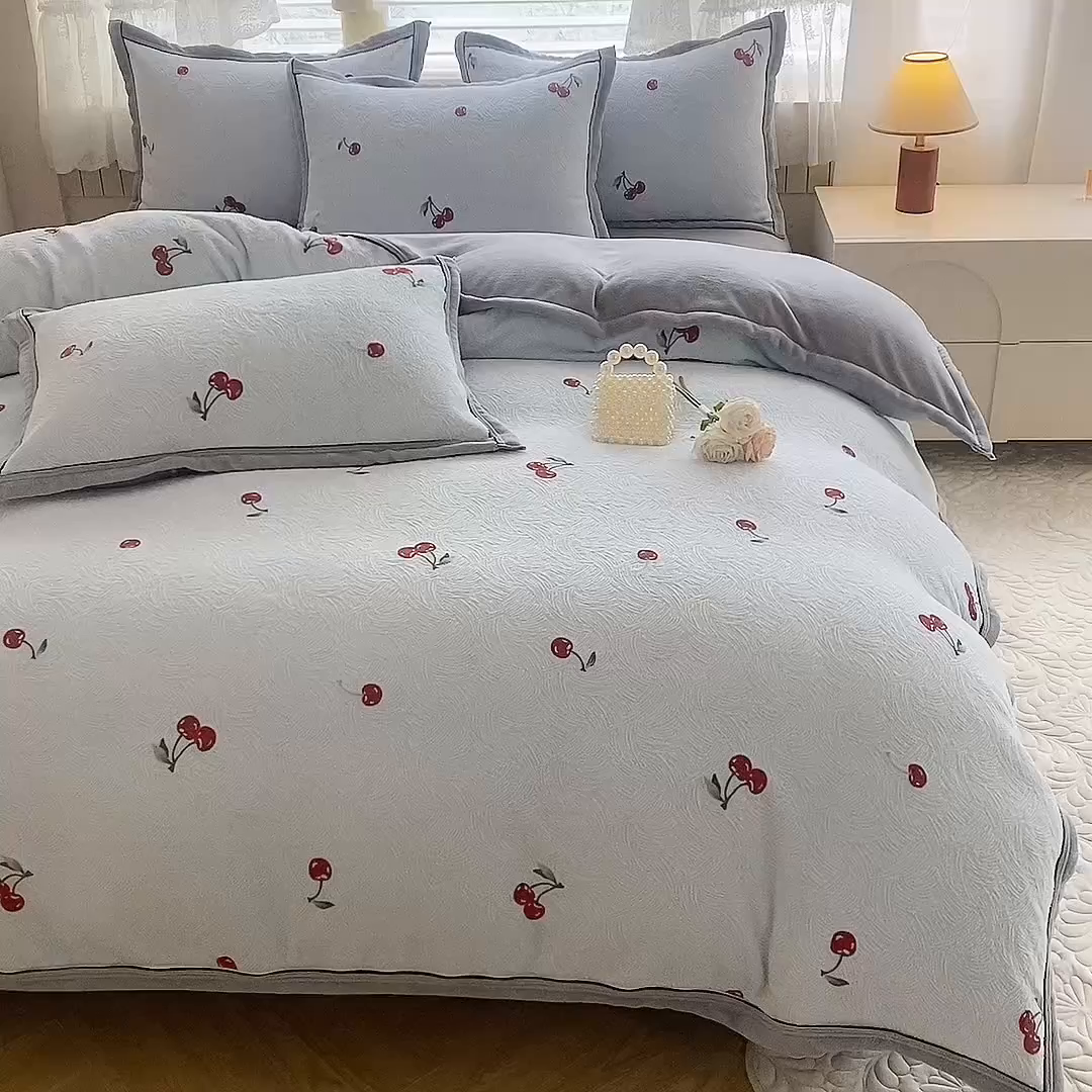 91家纺网 家纺一手货源 找家纺 韩约家纺 2025新款雕花牛奶绒法式床单款四件套 桃喜