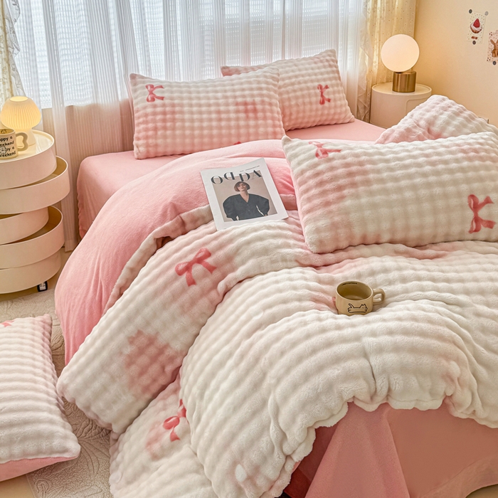 91家纺网 家纺一手货源 找家纺 小叮当家纺仓储工厂店 2025新款印花兔兔绒牛奶绒大泡泡四件套 大泡泡-蝴蝶结粉