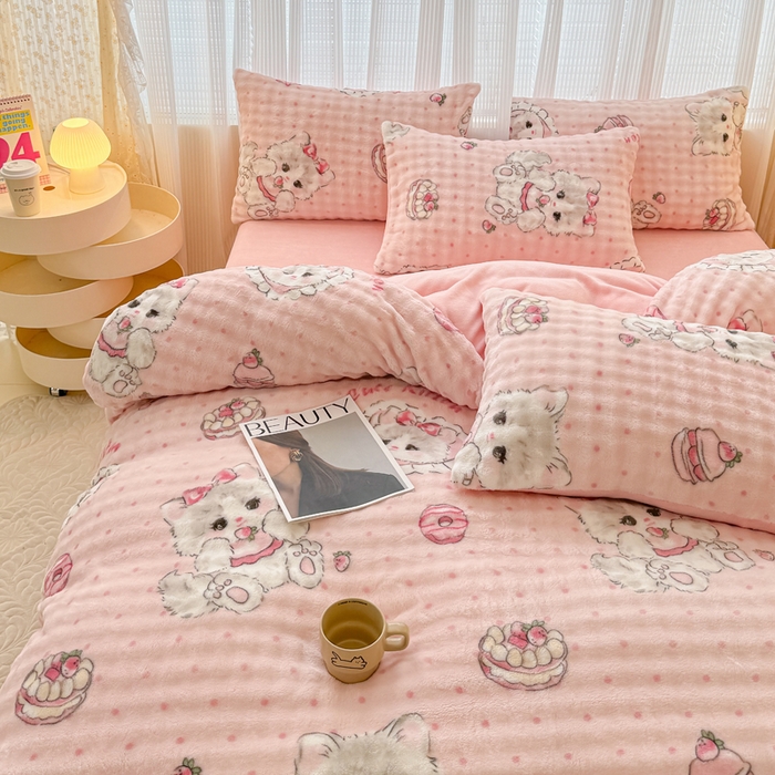 91家纺网 家纺一手货源 找家纺 小叮当家纺仓储工厂店 2025新款印花兔兔绒牛奶绒大泡泡四件套 甜心小猫