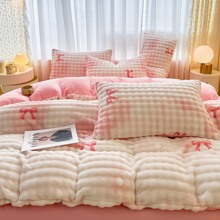 91家纺网 家纺一手货源 找家纺 小叮当家纺仓储工厂店 2025新款印花兔兔绒牛奶绒大泡泡四件套 大泡泡-蝴蝶结粉