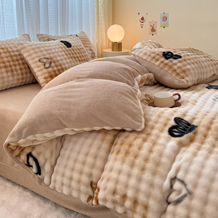 91家纺网 家纺一手货源 找家纺 小叮当家纺仓储工厂店 2025新款印花兔兔绒牛奶绒大泡泡四件套 大泡泡-爱心咖