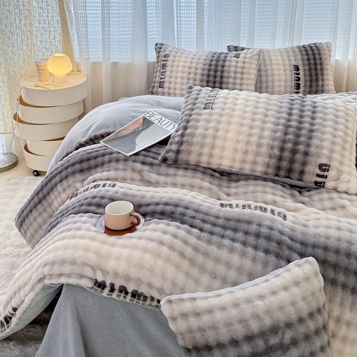 91家纺网 家纺一手货源 找家纺 小叮当家纺仓储工厂店 2025新款印花兔兔绒牛奶绒大泡泡四件套 大泡泡-时尚灰