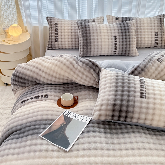 91家纺网 家纺一手货源 找家纺 小叮当家纺仓储工厂店 2025新款印花兔兔绒牛奶绒大泡泡四件套 大泡泡-时尚灰