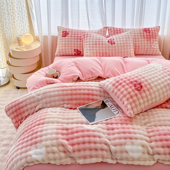 91家纺网 家纺一手货源 找家纺 小叮当家纺仓储工厂店 2025新款印花兔兔绒牛奶绒大泡泡四件套 大泡泡-爱心粉