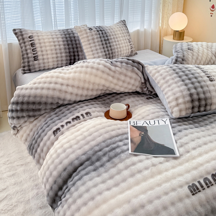 91家纺网 家纺一手货源 找家纺 小叮当家纺仓储工厂店 2025新款印花兔兔绒牛奶绒大泡泡四件套 大泡泡-时尚灰