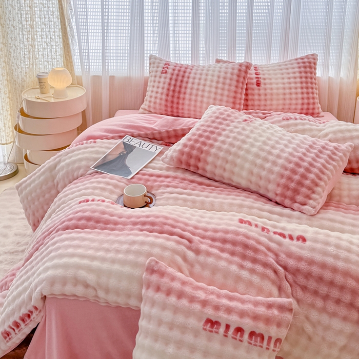 91家纺网 家纺一手货源 找家纺 小叮当家纺仓储工厂店 2025新款印花兔兔绒牛奶绒大泡泡四件套 大泡泡-时尚粉