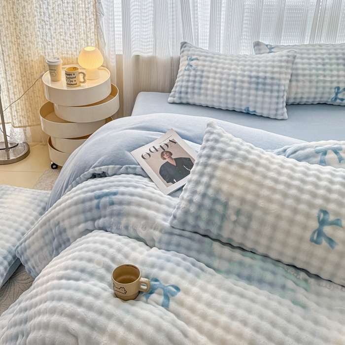 91家纺网 家纺一手货源 找家纺 小叮当家纺仓储工厂店 2025新款印花兔兔绒牛奶绒大泡泡四件套 大泡泡-蝴蝶结蓝色