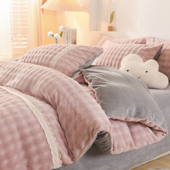 91家纺网 家纺一手货源 找家纺 米瑞娜 2025新款泡泡绒四件套 泡泡-粉灰