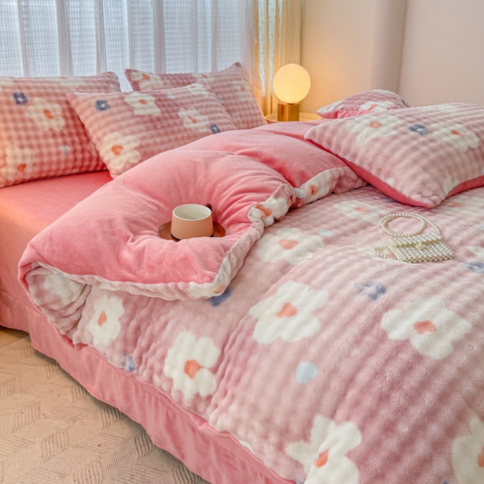 91家纺网 家纺一手货源 找家纺 小叮当家纺仓储工厂店 2025新款印花兔兔绒牛奶绒大泡泡四件套 大泡泡-花朵粉