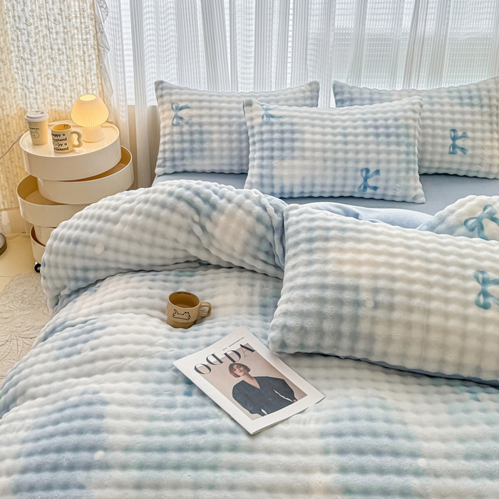 91家纺网 家纺一手货源 找家纺 小叮当家纺仓储工厂店 2025新款印花兔兔绒牛奶绒大泡泡四件套 大泡泡-蝴蝶结蓝色