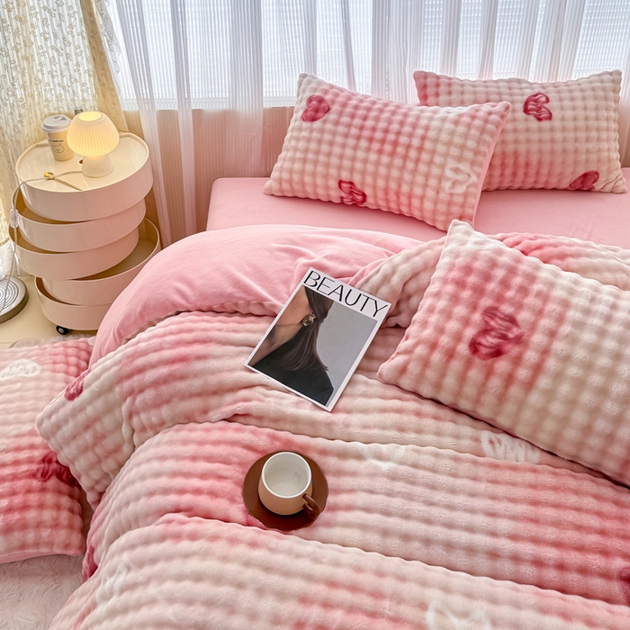 91家纺网 家纺一手货源 找家纺 小叮当家纺仓储工厂店 2025新款印花兔兔绒牛奶绒大泡泡四件套 大泡泡-爱心粉