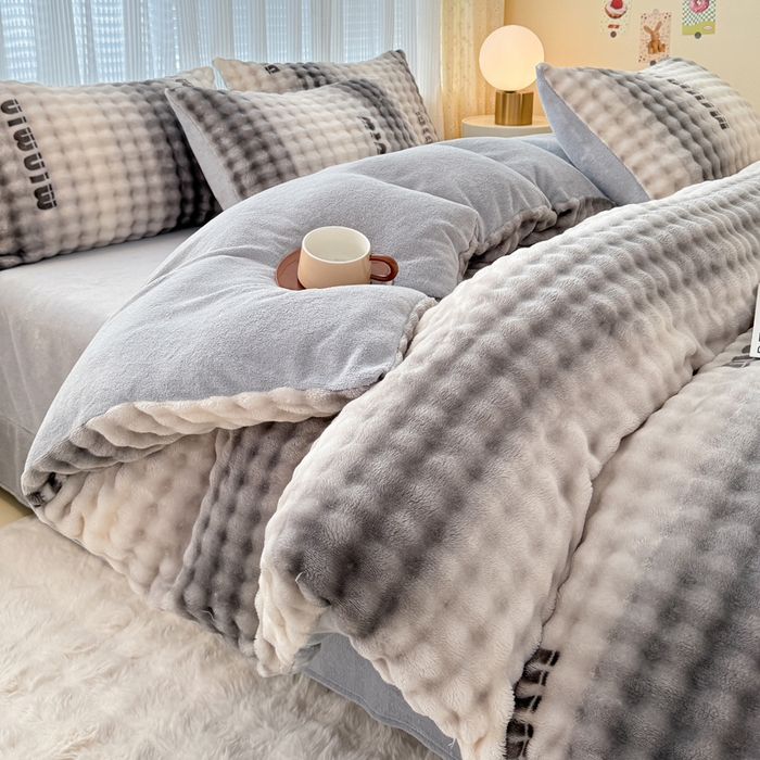 91家纺网 家纺一手货源 找家纺 小叮当家纺仓储工厂店 2025新款印花兔兔绒牛奶绒大泡泡四件套 大泡泡-时尚灰