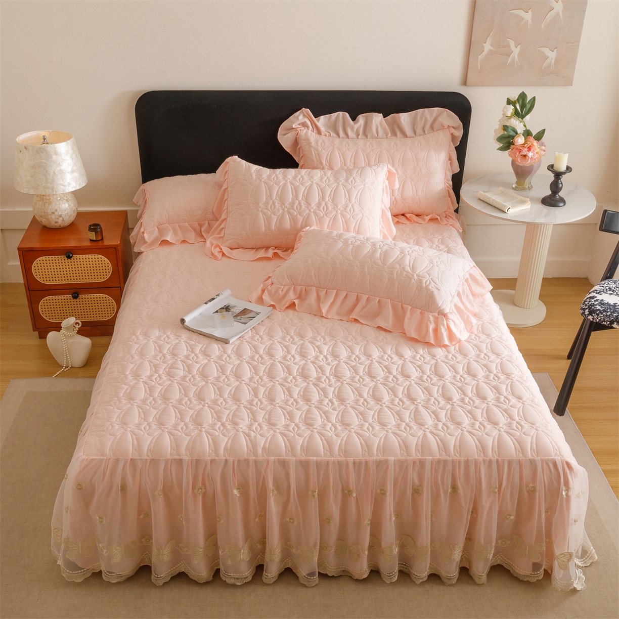 91家纺网 家纺一手货源 找家纺 好儿喜家纺 2025新款A类水洗棉床裙三件套-芳菲系列 芳菲-浅粉