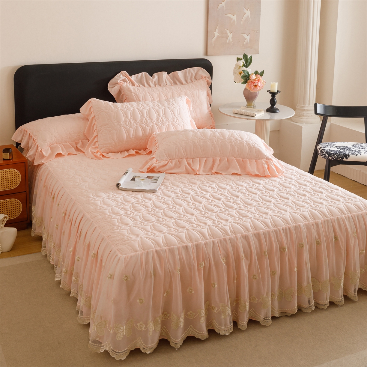 91家纺网 家纺一手货源 找家纺 好儿喜家纺 2025新款A类水洗棉床裙三件套-芳菲系列 芳菲-浅粉