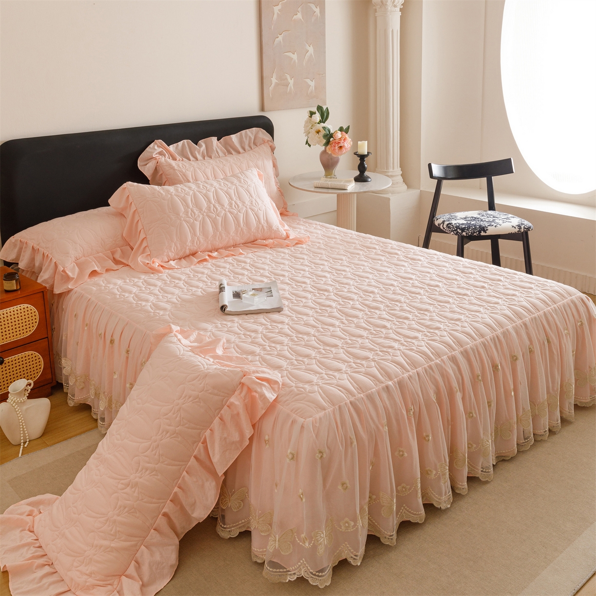 91家纺网 家纺一手货源 找家纺 好儿喜家纺 2025新款A类水洗棉床裙三件套-芳菲系列 芳菲-浅粉