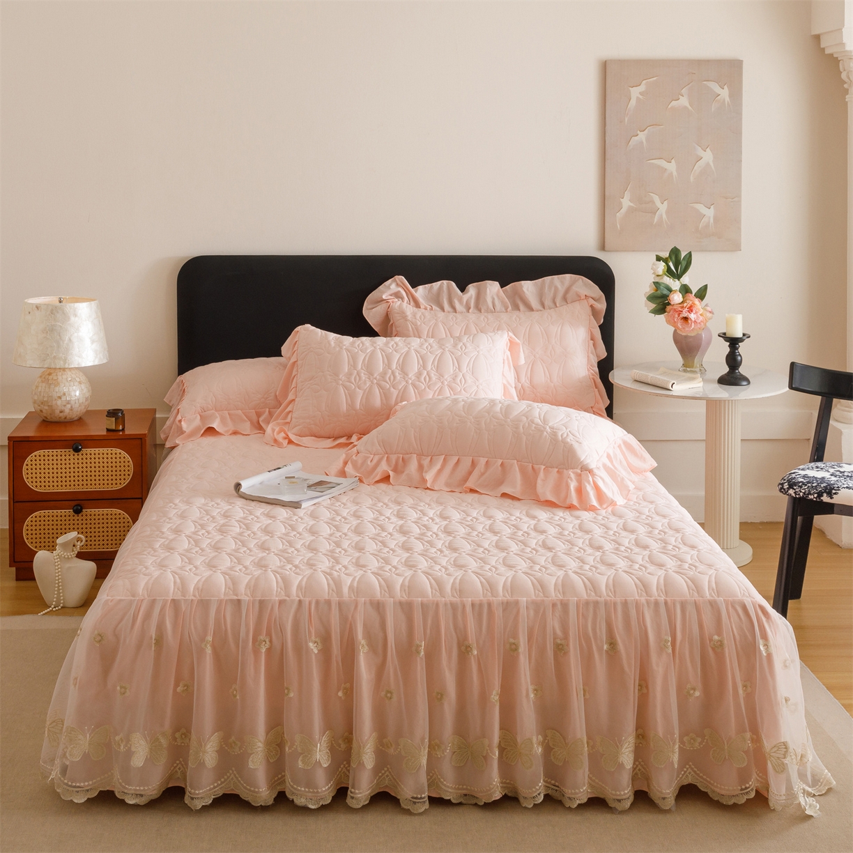 91家纺网 家纺一手货源 找家纺 好儿喜家纺 2025新款A类水洗棉床裙三件套-芳菲系列 芳菲-浅粉